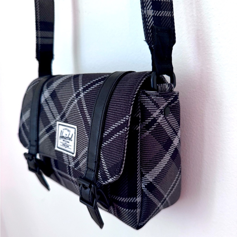 Herschel Supply Co. retreat crossbody mini bag black gray